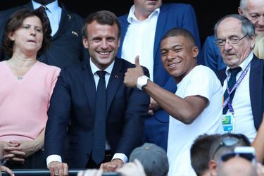 Emmanuel Macron et Kylian Mbappé dimanche à Lyon.