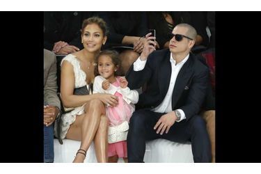 Jennifer Lopez, sa fille Emme et son compagnon Casper Smart ont assisté mardi au défilé Chanel dans le cadre de la Fashion Week de Paris.