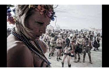En plein désert, à quelques kilomètres du cœur du festival, un « événement ». Des jeunes femmes dansent seins nus, fières de leur corps. Juste à côté, un petit groupe de « burners » équipés d’une carriole offrent à la ronde des cocktails.