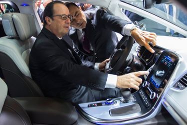 François Hollande au salon de l&#039;automobile de Paris en 2014, avec le président de Nissan-Renault Carlos Ghosn.