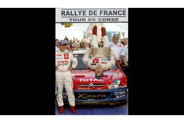En remportant le Tour de Corse en 2004, le pilote devient pour la première fois champion du monde des rallyes. Loeb l'ex-gymnaste effectue une acrobatie sous l'oeil amusé de Daniel Elena, son copilote et complice de toujours.