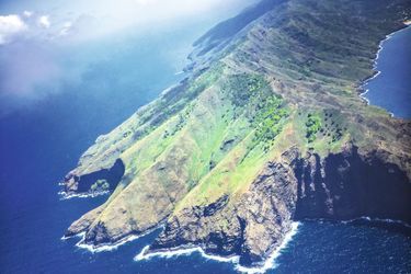 Survol de l'île de Nuku Hiva en 2018. Un passage qu'effectuait régulièrement Brel.