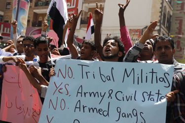 Des manifestants réclamant le départ des Houthis de la capitale yéménite.