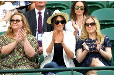 Meghan Markle entourée de ses amies Genevieve Hills et Lindsay Roth à Wimbledon le 4 juillet 2019