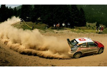 Ici photographié en Grèce en 2005, Sébastien Loeb a remporté des victoires sur tous les types de surfaces qu'offre le championnat du monde des rallyes.