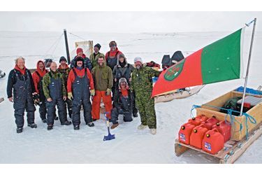Sous le drapeau des rangers, et près de leur précieuse cargaison de jerricans d’essence, la patrouille de notre reporter, composée de soldats canadiens, d’Indiens des tribus boréales, de quatre Inuits et d’un trappeur d’origine allemande…