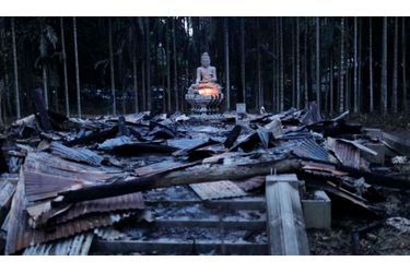Une sculpture de Bouddha a survécu à l&#039;incendie d’un temple bouddhiste dans Cox Bazar, au Bangladesh. Des milliers de musulmans se révoltent depuis ce week-end dans les régions bouddhistes du pays, mettre ne feu aux temples, monastères et parfois pillent des maisons, après la diffusion d&#039;une photographie jugée blasphématoire sur Facebook.