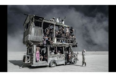 En route vers la « Grande Expérience de l’Homme qui Brûle ». En 1986, sur une plage de San Francisco, un paysagiste, accompagné de quelques amis, incendie l’effigie d’un homme en bois de 2,4 mètres de hauteur. On vient aujourd’hui du monde entier pour participer à la semaine qui précède l’immolation par le feu. Burning Man se tient désormais dans le désert du Nevada et dépasse les 30 mè­tres. Woodstock postmoderne, refusant les sponsors, le festival Burning Man, à la fin août, est dédié aux rencontres et aux performances extravagantes. Une fête dionysiaque. Chaque « burner » se doit de « donner ». Et on donne de tout à Black Rock City, la ville éphémère. De l’œuvre d’art monumentale au cours de yoga, tout est gratuit. Cette fiesta géante attire des vieux hippies, mais de plus en plus de jeunes cadres de la Silicon Valley. Un parfum d’utopie. Sur cette photo, au cœur de la « playa » (la plage), le lac salé où a lieu le festival, un « véhicule mutant » assure le transport des fêtards. Ces géants équipés de « sound systems » surpuissants doivent être agréés par les autorités locales.