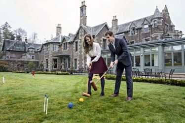 Andy et Kim, sa compagne, jouent au croquet dans le jardin de Cromlix.