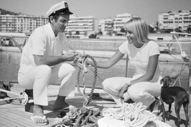 Saint- Tropez, 1966 : Charles Aznavour en compagnie de sa future épouse, Ulia Thorsell.