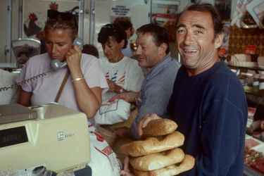 Saint-Tropez, 1985 : l&#039;acteur Claude Brasseur fait ses courses à la supérette.