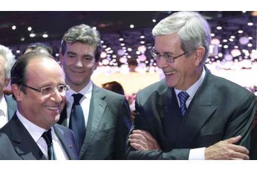 François Hollande, accompagné du ministre du Redressement productif, Arnaud Montebourg, et du PDG de PSA Philippe Varin.