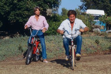 Corse, l&#039;île Rousse, Monticello : Françoise Hardy et Jacques Dutronc à bicyclette dans leur propriété.