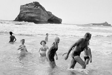 Biarritz, 1953 : l&#039;acteur américain Gary Cooper (1901-1961) sous le regard d&#039;admiratrices.