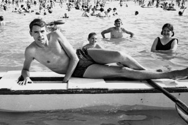Belgique, Knokke-le-Zout : Jacques Brel (1929-1978) parmi les vacanciers qui se baignent.