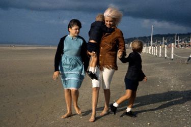 Deauville, 1963 : l&#039;actrice américaine Jayne Mansfield (1933-1967) sur la plage.