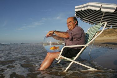 Les Portes-en-Ré, plage du Lizay : l&#039;acteur Jean Benguigui avec son poisson rouge Niki.