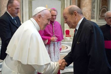 Le pape François salue Jean-Yves Le Drian avant la messe de canonisation du pape Paul VI au Vatican le 14 octobre.