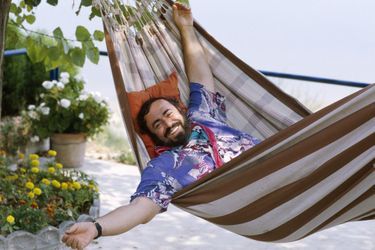 Italie, Pesaro : le chanteur d&#039;opéra Luciano Pavarotti (1935-2007) retrouve son hamac dans sa maison de vacances.