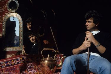 Maroc, Marrakech, 1987 : Michel Boujenah dans un souk.