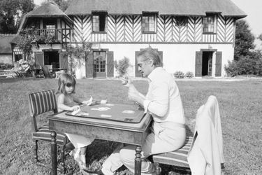 Deauville, 1979 : l&#039;acteur Omar Sharif avec sa petite fille, dans une villa qu&#039;il a louée.
