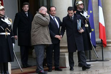 En 2013, François Hollande avec ses ministres Arnaud Montebourg et Benoît Hamon (manteaux sombres), devenus aujourd’hui ses rivaux.