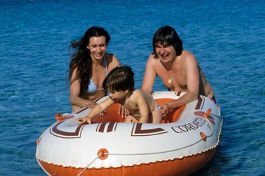 Corse, Porto Vecchio, 1983 : Serge Lama avec son épouse et son fils.