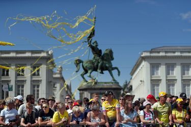Spectateurs au départ du Tour de France à Bruxelles, samedi.