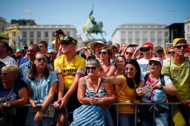Spectateurs au départ du Tour de France à Bruxelles, samedi.