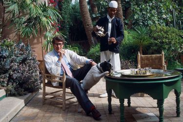 Le couturier Yves Saint Laurent (1936-2008) à l&#039;heure marocaine sur la terrasse de sa villa Oasis à Marrakech.