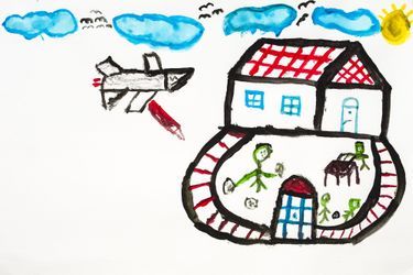 Reyhanli, Hatay, Turquie - Sujet pour cette session: Dessinez votre impression de la vie avant, pendant et après la guerre. Dessin d'un garçon syrien, âgé de 10 ans: "Un avion largue des bombes sur notre maison".
