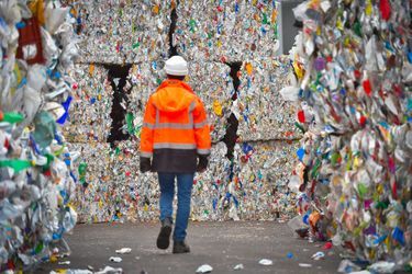 Plastiques en attente de recyclage dans un centre de tri à Ploufragan dans les Côtes-d'Armor.