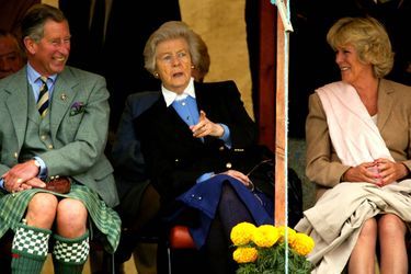 Debo Mitford entre le prince Charles et Camilla en août 2002 pendant les Highlands Games. 