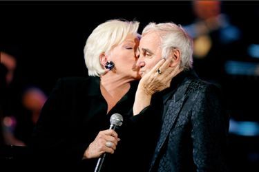 Line Renaud et Charles Aznavour en 2004 lors des 80 ans du chanteur au Palais des Congrès.