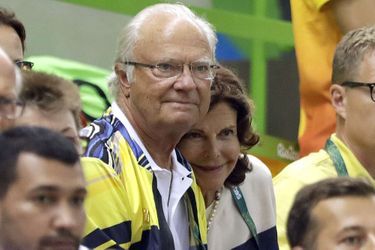La reine Silvia et le roi Carl XVI Gustaf de Suède assistent au match de handball Suède-Brésil aux JO de Rio, le 15 août 2016 