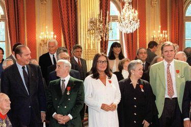 Jean-Marie Poiré, à droite en veste verte, le jour de la remise de la Légion d'honneur par Jacques Chirac le 11 septembre 1997.
