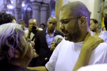 Alaa Abdel-Fattah présentant ses condoléances à sa mère lors des funérailles de son père, en août dernier. 
