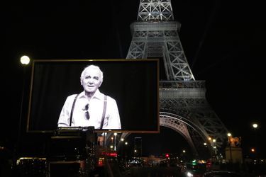 Charles Aznavour sur la façade de la Tour Eiffel.