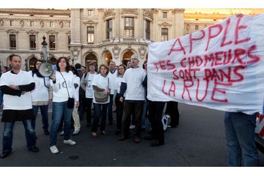 Des manifestants - anciens et actuels employés d&#039;Apple - ont protesté contre les conditions de travail devant le magasin parisien.