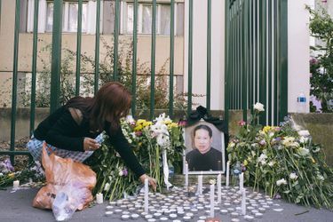 Des bougies ont été déposées devant un mémorial improvisé dans les rues d'Aubervilliers avec le portrait de Zhang Chaolin. 