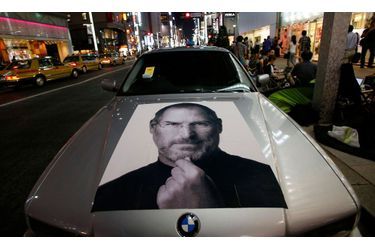 Plus classe encore, la voiture Steve Jobs, avec portrait du fondateur défunt sur le capot.