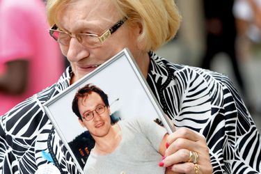 Paola Braut tenant la photo de son fils Patrice, le 11 septembre dernier à New York.