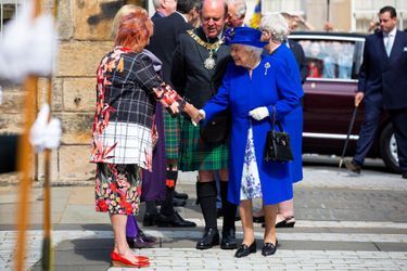 La reine Elizabeth II, dans un manteau du bleu du drapeau européen, à Edimbourg le 29 juin 2019