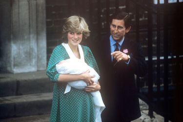 La princesse Diana et le prince Charles devant la maternité, le 22 juin 1982, une semaine après la naissance de William.