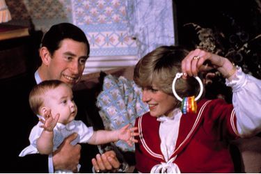 La princesse Diana et le prince Charles avec William en 1983.