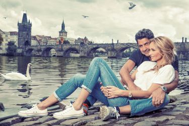 A Prague, Adriana et Aram devant le pont Charles,  le rendez-vous de tous les amoureux, au bord de la Vltava. 