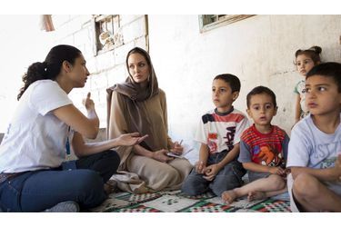 Depuis quatre jours, Angelina Jolie parcourt le Moyen-Orient afin d’apporter son aide aux réfugiés syriens. Nommée envoyée spéciale du Haut-Commissariat des Nations unies pour les réfugiés (HCR) en avril, la comédienne s’est rendue lundi en Jordanie avant de s’envoler pour la Turquie et le Liban. En plus de partir à la rencontre de ceux qui ont été obligés de fuir leur pays, elle a également pu parler avec le président du Liban et le ministre de l’Intérieur turc. 