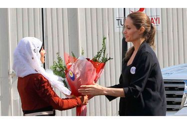 Une jeune turque offre un bouquet de fleur à la star lors de son passage dans la ville de Kilis le 13 septembre. 