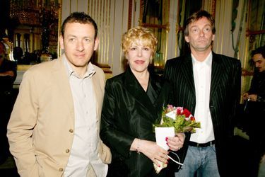 Dany Boon et Pierre Palmade entourent Sylvie Joly à sa remise de l&#039;insigne de Chevalier des Arts et des Lettres, en juin 2006