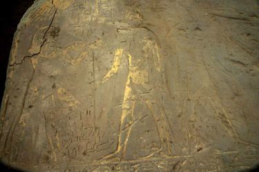 Les dieux Horus et de Sobek figurent sur la partie haute de la première tablette.